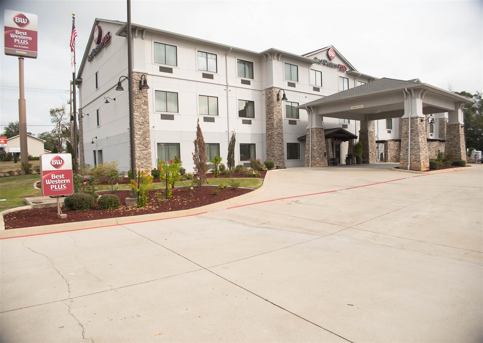 Best Western Plus Desoto Inn & Suites Mansfield Екстериор снимка