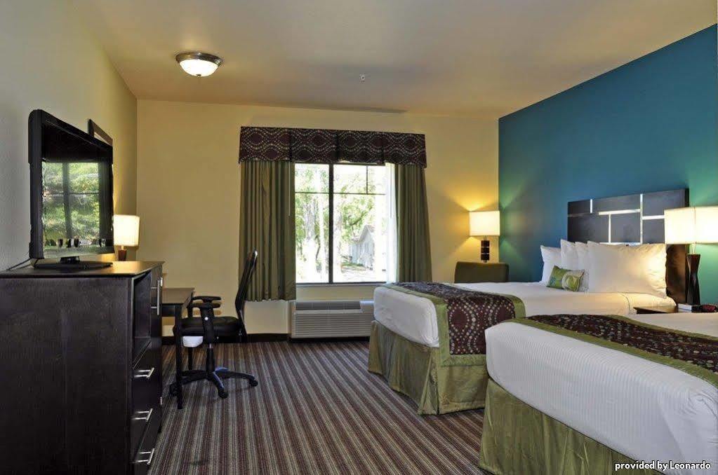 Best Western Plus Desoto Inn & Suites Mansfield Стая снимка